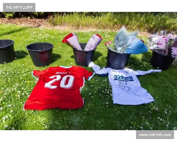 皇马全队悼念利物浦前锋若塔 安菲尔德纪念碑前致敬